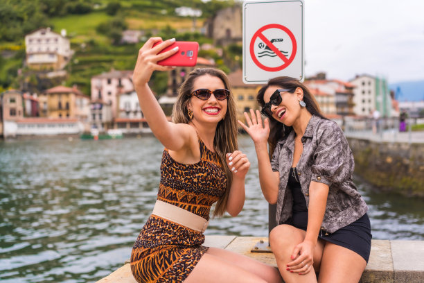 朋友们在禁酒令旁边自拍图片下载