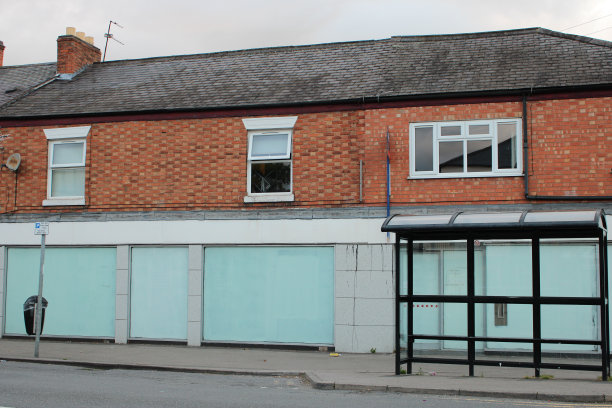 空荡荡的商业街商店，窗户被封住了图片下载