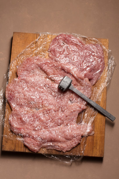 准备火鸡肉片做馅料。图片下载