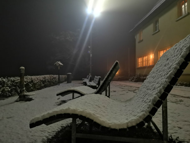 由灯笼照亮的全景躺椅和带有spichingen Dreifaltigkeitsberg灯光的房子图片下载