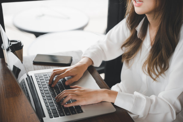 快乐美丽的自由撰稿人博客打字键盘在笔记本电脑上写博客网页图片下载