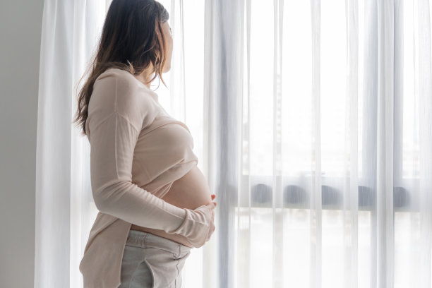 怀孕的亚洲妇女双手放在肚子上抚摸她的孩子，关心她的健康美丽快乐怀孕womanÂ温柔的心情怀孕照片图片下载
