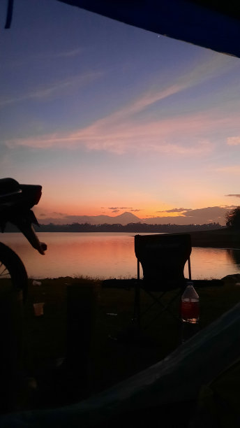 室外椅子的剪影照片对橙色天空背景在日出。广泛的观点。景观的概念。户外的概念。背光的概念图片下载