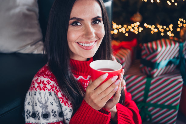 可爱可爱的家庭女孩周末早上在家里喝美味的热葡萄酒传统芳香饮料的照片图片下载
