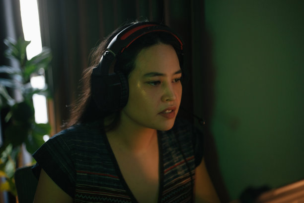 专注，认真，晚上与女人和计算机软件工程，开发人员和设计师。网络安全，数据科学和代码与员工在办公室霓虹灯，网站和html库存照片图片下载