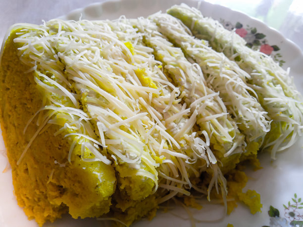 盘子里的甜芝士海绵蛋糕照片图片下载