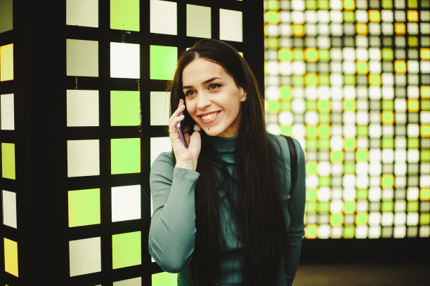 美女拿着手机照片图片下载