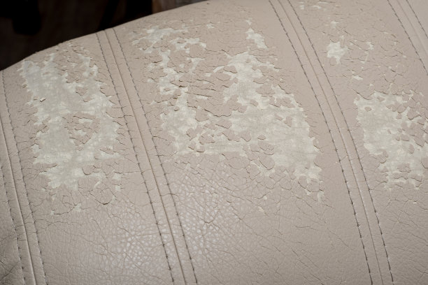 白色真皮沙发上的瑕疵。皮制家具损坏。图片下载