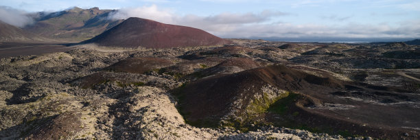 这条土路一直延伸到熔岩地带的地平线。俯视图，无人机拍摄的照片。Helgafellssveit,冰岛。图片下载