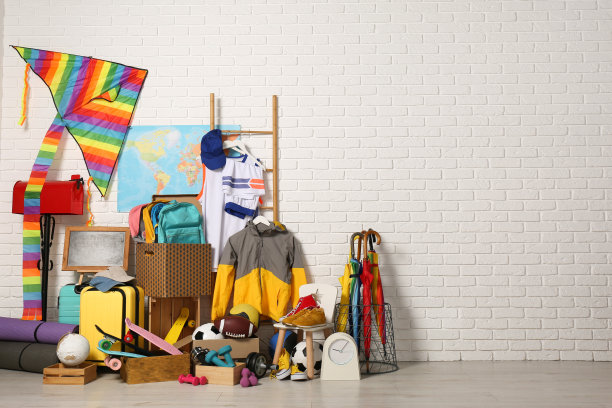 许多不同的东西靠近白砖墙，文字的空间。现场旧货出售图片下载