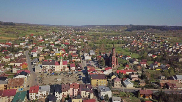 波兰，科拉济切- 2018年9月9日:从一只鸟的飞行中拍摄的小镇旧城区的照片。图片下载