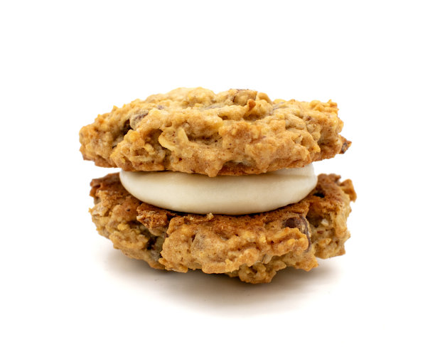 燕麦奶油派饼干的特写照片，核桃和巧克力片和奶油馅图片下载