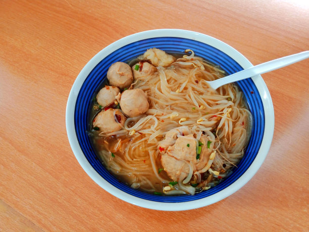 肉丸可以吃了，和粉丝面和其他几种配料混合在一起图片下载