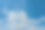 黑钢格栅板上有许多圆孔。电影的那一面看到了天空。图片下载