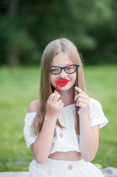 戴着假眼镜和假嘴唇的女孩。图片下载