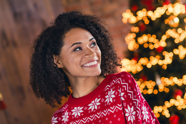 时髦有创意的人露齿微笑的照片想象沉思圣诞树照亮房子室内图片下载