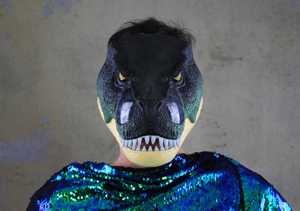 一个戴着恐龙面具的人的画像图片下载