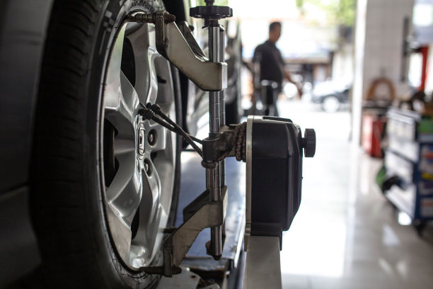 机械师在汽车维修站表演汽车车轮平衡和刺激的照片图片下载