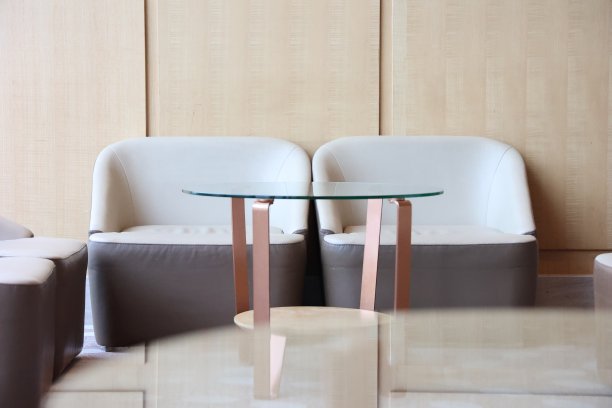 一个现代咖啡馆的内部，有桌子和椅子，库存照片图片下载