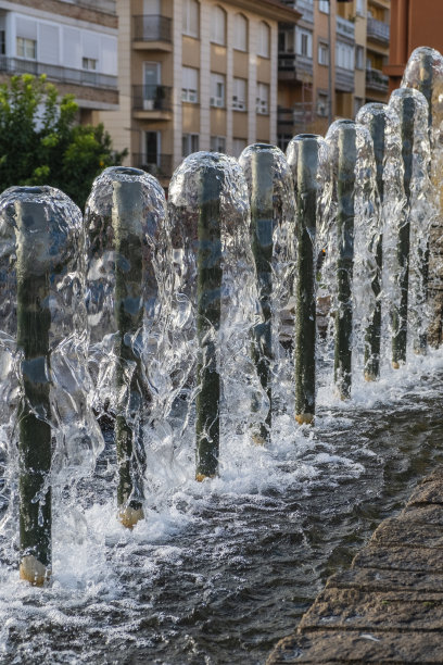 喷泉喷水的细节，水的冰冻运动。高速度。垂直实景照片图片下载