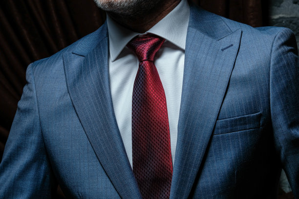 一位60岁的男模，穿着奢华的男装和西装，在专业的摄影环境中，适合拍摄香水或男装广告。图片下载