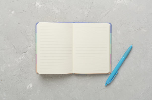 打开笔记本与文具在具体的背景，俯视图图片下载