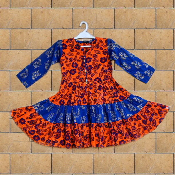 对于来自印度、巴基斯坦和旁遮普的女孩来说，年轻女孩的萨尔瓦套装。图片下载