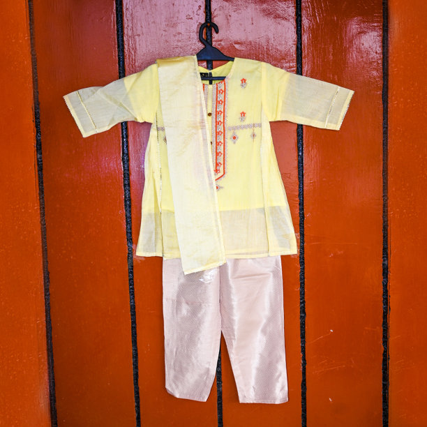 对于来自印度、巴基斯坦和旁遮普的女孩来说，年轻女孩的萨尔瓦套装。图片下载