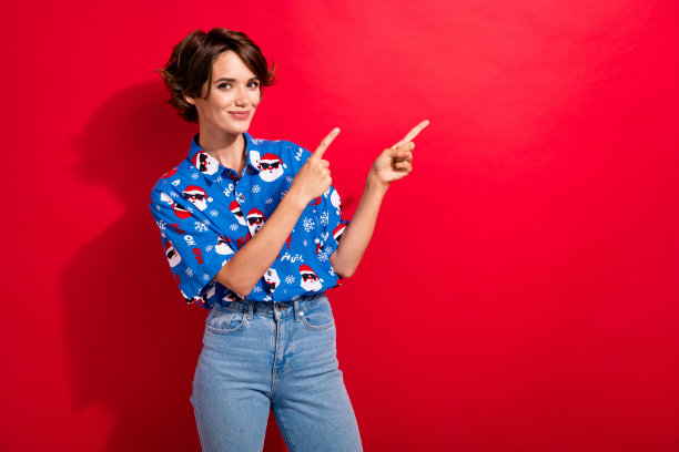 华丽的女孩的照片表明手指空的空间圣诞节销售提供孤立的鲜艳的红色背景图片下载