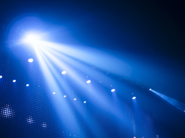 舞台上的聚光灯直接从左向右照射。作为背景或背景。图片下载