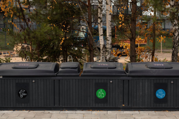 照片中，城市街道上整齐的摆放着垃圾箱。这些垃圾桶是环境的守护者，有效地管理垃圾，保持城市的清洁图片下载