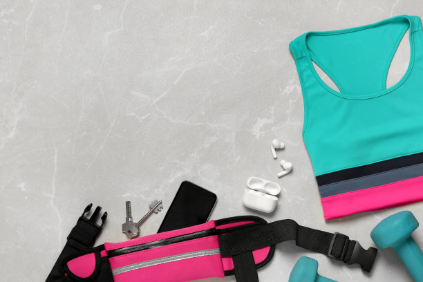 浅灰色的桌子上平铺着粉红色的腰袋，为文字留出空间图片下载