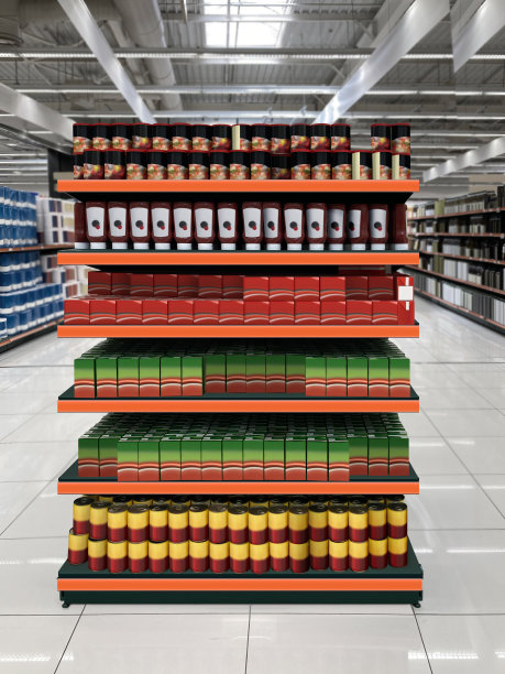 超市货架上的番茄酱瓶子和罐头图片下载