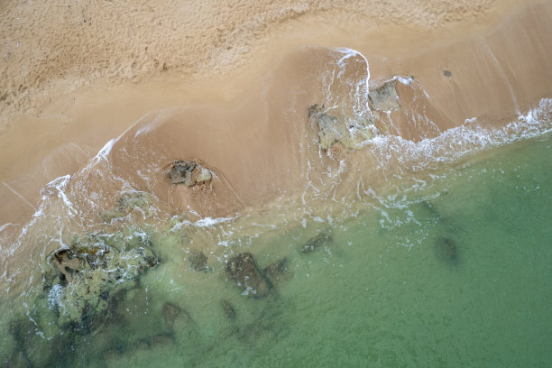 大海景观沙滩与绿松石水与文字的复制空间。美丽的沙滩海景航拍无人机照片图片下载
