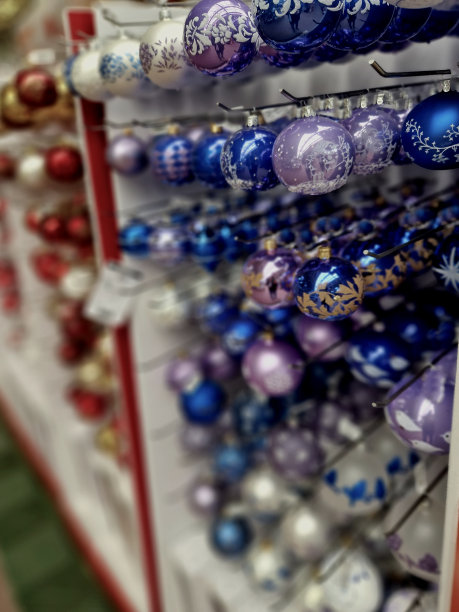 玻璃工厂由玻璃吹制大师从玻璃上吹出闪亮的扫描饰品。有趣和彩色的卡通图案与闪闪发光。孩子们喜欢在商店、营销、广告中摇摆货架图片下载
