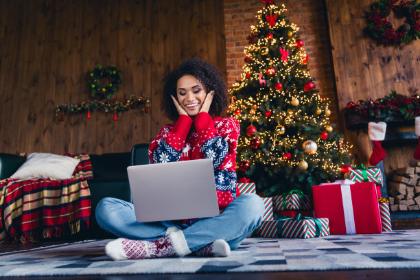 照片中的女孩坐在舒适的房子里毛茸茸的地毯上，手摸着脸图片下载