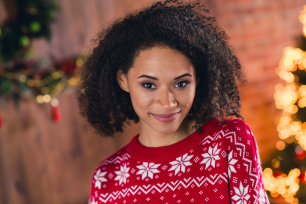 照片的华丽和平的女孩享受圣诞节的时间节日和谐花环灯公寓室内图片下载