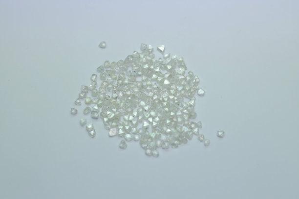 美丽的钻石，不同的形状，不同的克拉，非常美丽和昂贵的背景与文字的空间图片下载