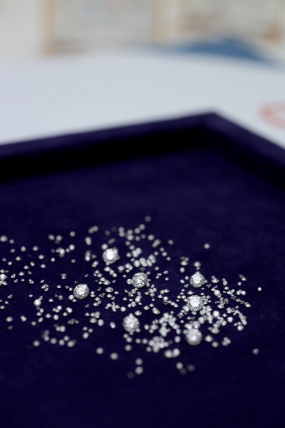 美丽的钻石，不同的形状，不同的克拉，非常美丽和昂贵的背景与文字的空间图片下载