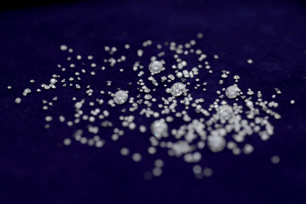 美丽的钻石，不同的形状，不同的克拉，非常美丽和昂贵的背景与文字的空间图片下载
