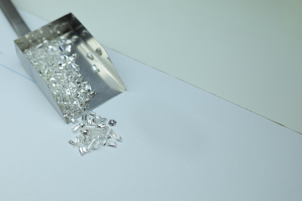 美丽的钻石，不同的形状，不同的克拉，非常美丽和昂贵的背景与文字的空间图片下载