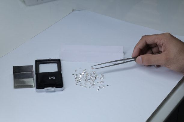 美丽的钻石，不同的形状，不同的克拉，非常美丽和昂贵的背景与文字的空间图片下载