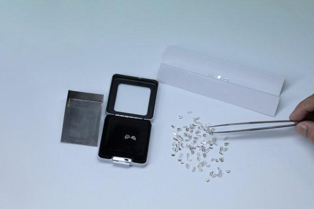 美丽的钻石，不同的形状，不同的克拉，非常美丽和昂贵的背景与文字的空间图片下载