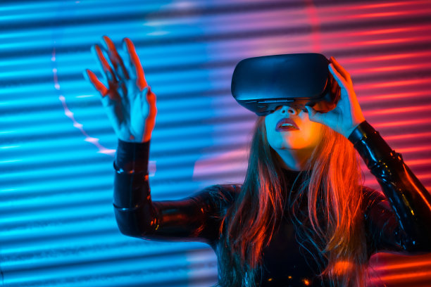 女子在未来空间使用虚拟现实眼镜图片下载