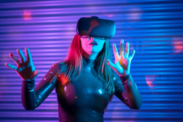 玩家在未来空间中戴着增强现实眼镜图片下载