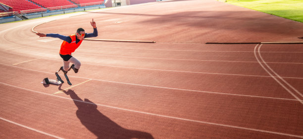 亚洲男子，身体上的准运动员图片下载