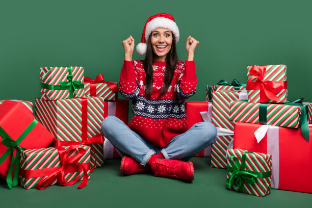 装饰的全身照片礼物堆盒子圣诞快乐惊喜拳头欢呼女孩喊传统孤立的绿色背景图片下载