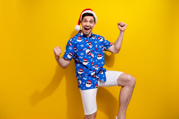 欣喜若狂的人举手欢呼是的，欢呼成功的照片孤立在黄色的背景上图片下载