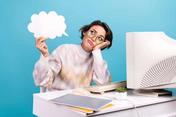 沉思的公司代理人的照片看手臂抱空空间云状气泡孤立在蓝色背景图片下载