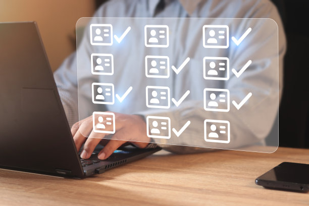 商人使用笔记本电脑用正确的打勾标记和简历审批人，概念人力招聘工作图片下载